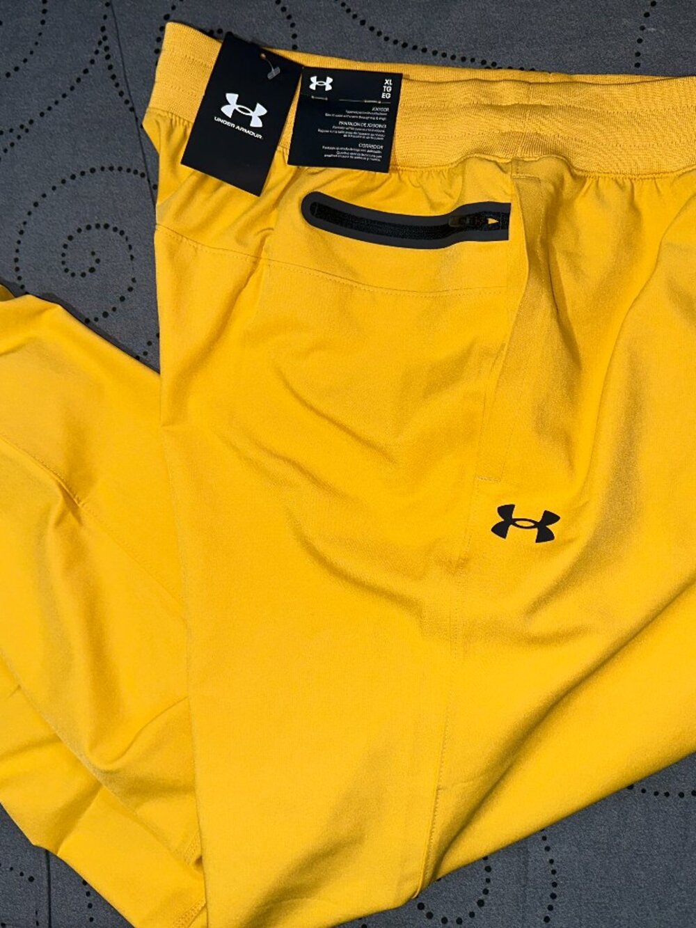 UNDER ARMOUR SPORTWEAR LOOSE FIT WOVEN 773 YELLOW OCHRE JOGGERS SIZE XL MEN $100